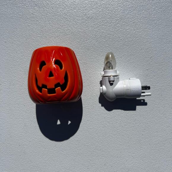 Scentsy Jack-O-Lantern Pumpkin Plug In Warmer Halloween Ceramic Orange Light - Picture 1 of 4